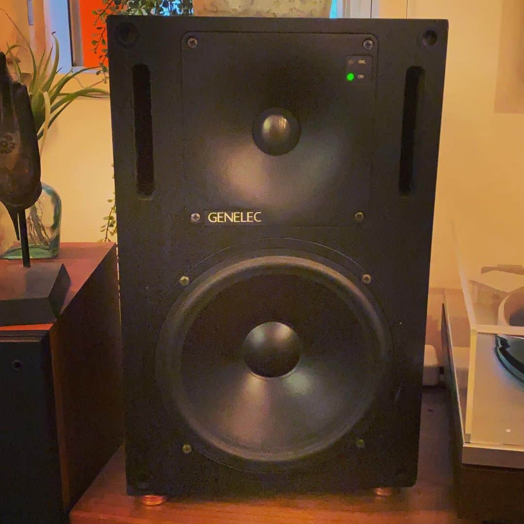 浅田信一のインスタグラム：「編曲業務中💻  #genelec1031a #1031a」