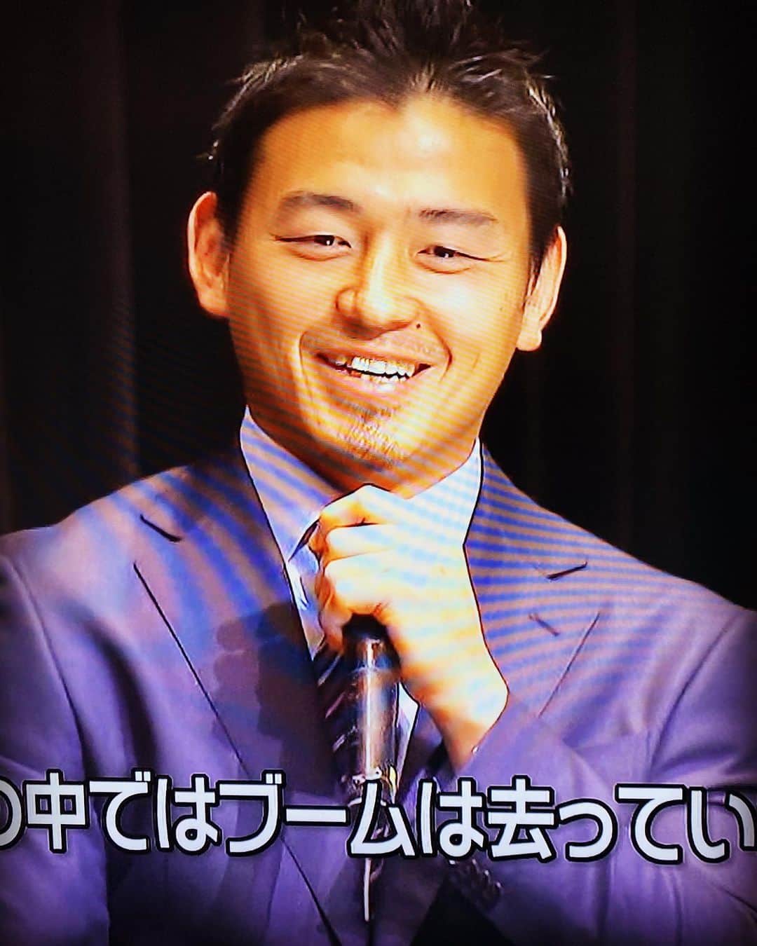 のインスタグラム：「あぁ〜ん。  愛しの五郎丸さまが　今シーズンで  現役引退です〜😭😫😖😣💦💦💦💦  でも、今まで　オカマに  夢と希望とキノコ🍄をありがとう❤️❤️❤️  まだ34才ですって‼️😍☺️✨✨✨  引退しても　ヒデコは応援しますー😘😃👏👏👏👏👏👏👏  見て、見て　このぶっとい足🦵‼️😍💓💓  この足に　顔を埋めて、ぎゅっとされてみたーい😍💓💓💓💓  五郎丸のキノコ🍄  五郎丸のキノコ🍄  それそれー😋🍄💕💕💕💕💕💕  笑。笑。 #五郎丸歩  #今シーズンで引退されます #今までありがとうございました  #オカマのアイドルです #美川憲二 #ヒデコフランセスカ #オネェ系 #ものまね」