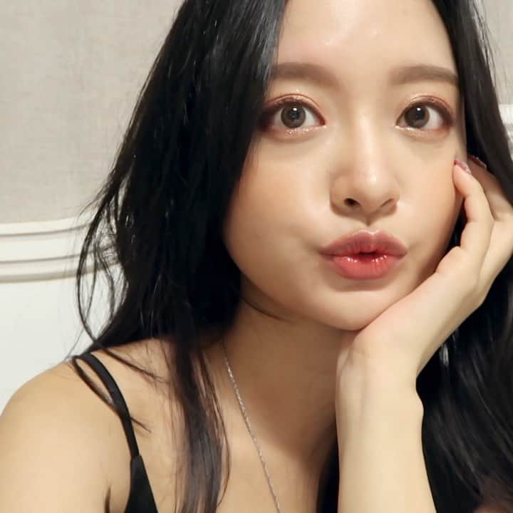 のインスタグラム：「오늘 올라가눈 메이크업 👸🏻✨ 반쨕반쨕 진ㅉㅑ진ㅉㅑ ㅇㅖ뿌링 🌺 今夜9時にアップするメイク！本当にキラキラでめっちゃかわいいメイクです！楽しみにしてくださいねー❤️✨」