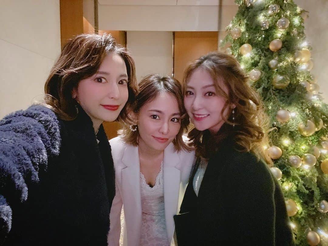 宮本沙恵のインスタグラム：「クリスマス近いからホワイトコーデでディナーしたよ🤍🤍 お誕生日と結婚のお祝いもしてもらっちゃったの😢✨ . 2人とも綺麗で優しくて性格良くて本当に尊敬してます✊いつもありがとう❤️❤️ . #dinner#dressup#ホワイト#ドレスコード#ドレスアップ#daydress#女子会」