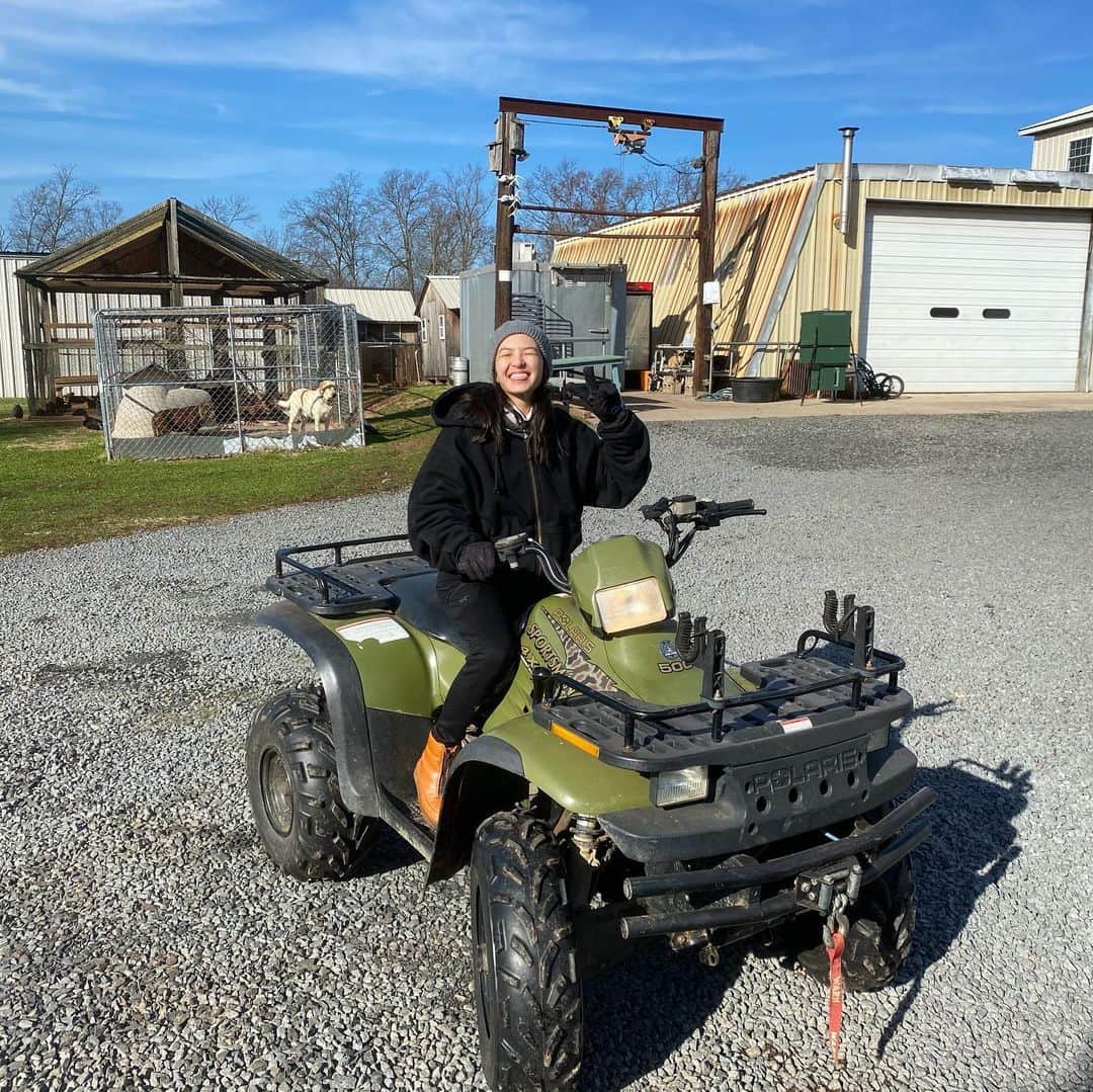 ラライン・シャーのインスタグラム：「Blissful on the farm with my forever loves, my Godparents❤️」