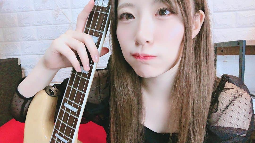 AKARIのインスタグラム：「あっぷっぷ  . . . . #dailylook #fashion #ootd #music #musician #bass #bassguitar #acdc  #bassist #japanesegirl #japan #follow #pink #koreanfashion #bassgram #groove #slapbass #basssolo #YouTube #youtuber #bass #ベース #ベース女子 #red #akaちゃんねる　#bassgirls #ベース弾いてみた」