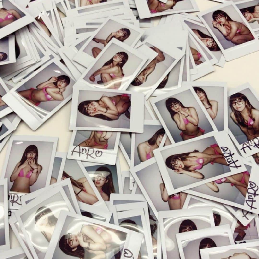 坂口杏里のインスタグラム：「BARカシェット 今日はお昼12:00〜18:00 までの営業です❤️✌️  普段夜来れない方々 是非ー！！ 今日もとことんいくよー😂  09054307175  ↑何かあればこちらまで！ Bar Cachette (カシェット) 東京都新宿区歌舞伎町2-11-7 メトロビル4階 営業時間 1:00～  お待ちしてますん💕 男性１時間3000円 女性１時間1500円 （飲み放題）  ライン交換写メ撮ろ♡」