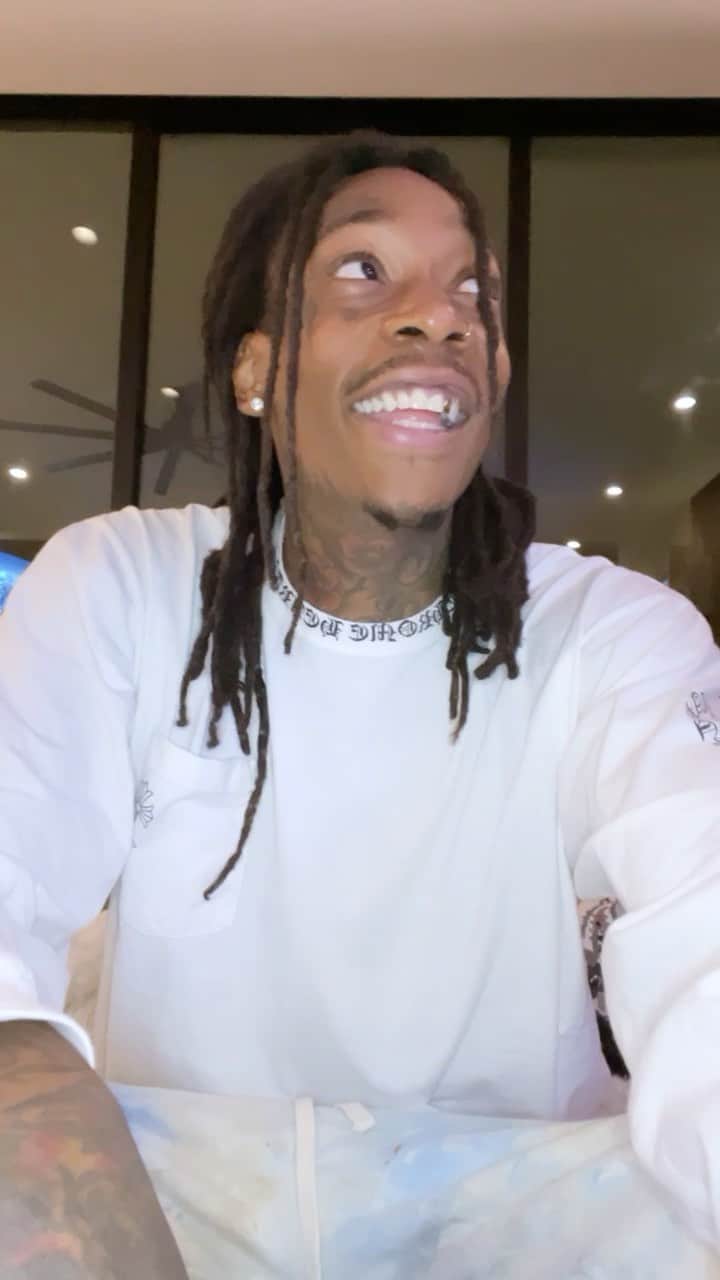 ウィズ・カリファのインスタグラム：「Watchin MIB wit bash 🦈💕」