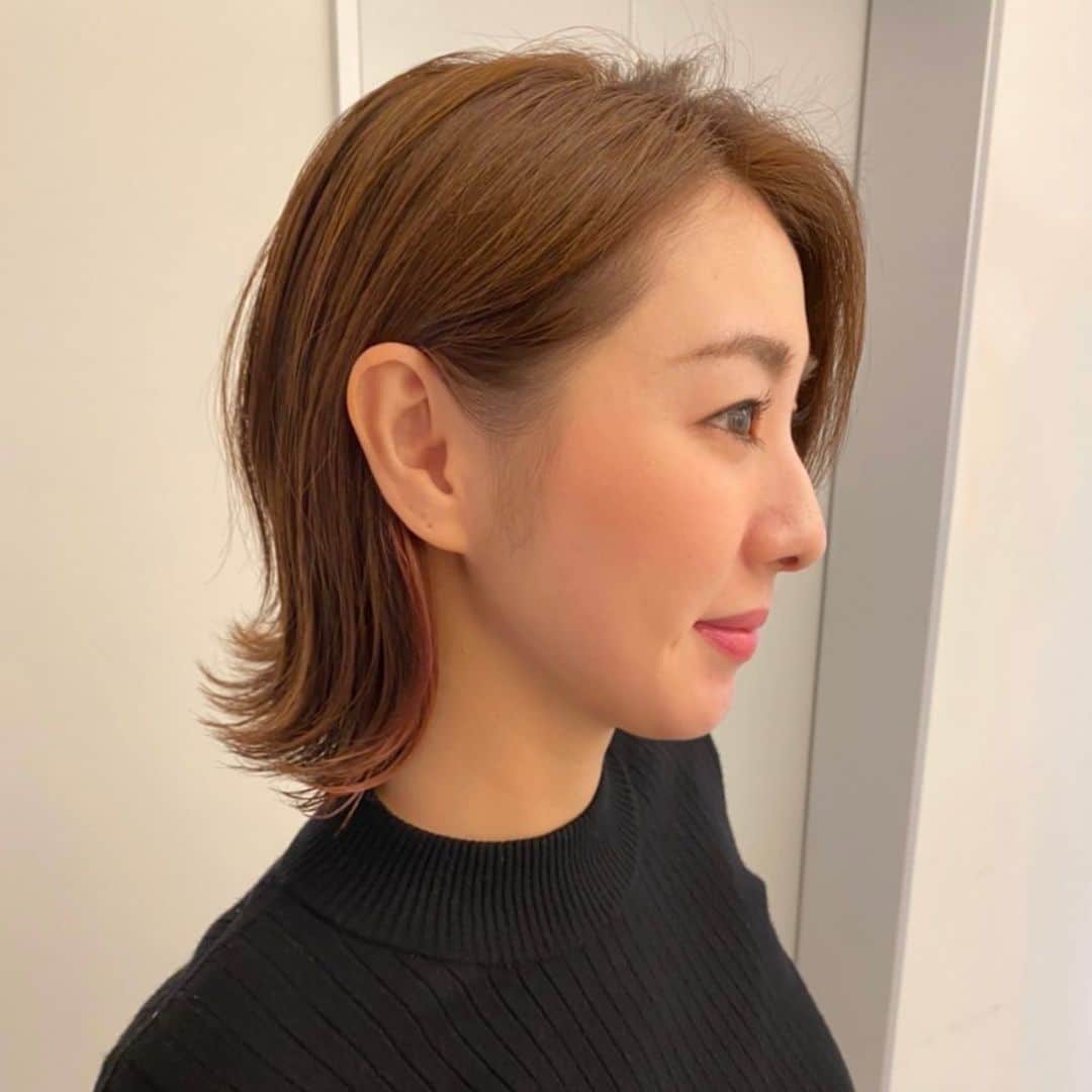 杉下理世のインスタグラム：「年末のお休みも近くなってきたので、ヘアスタイルに遊び心を💓 インナーカラーをぴんくちゃんにしてもらいました💕 すごくすごくお気に入り💓 さくちゃん @chobii_sakurai.r 今年もお世話になりました💗  #hair #hairstyle #ヘアスタイル #インナーカラー #インナーカラーピンク #ぴんくちゃん #銀座美容室 #chobii #chobiiginza」