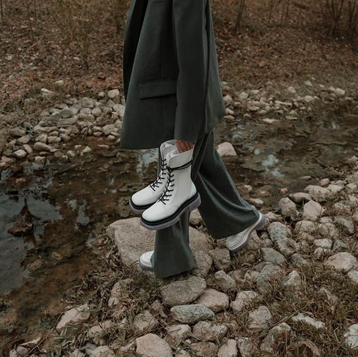のインスタグラム：「今年らしいミドル丈と幅広のスクエアトゥは、スタイリングのポイントにも◎⁠ ⁠ Products featured:⁠ レースアップ アンクルブーツ⁠ ￥9,500+tax⁠ ⁠ #CharlesKeithFW20 ⁠ #チャールズアンドキース」