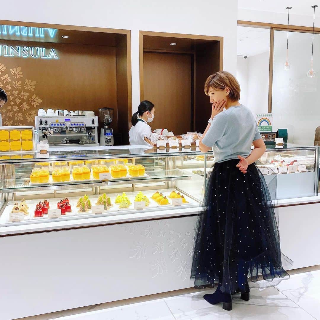 廣瀬規子のインスタグラム：「先日のこと、　@thepeninsulatokyo のブティック&カフェが新宿伊勢丹に続き、新丸ビルにオープンしたとのことで、お邪魔して来ました❣️ ・ 新丸ビル地下一階にありますが、クリスマスシーズンに相応しく、アドベンチャーカレンダーや、トレジャーボックス、ノエルギフト、オーナメントなど、とっても可愛いクリスマスのパッケージに入っていて、、、本当に気分が上がります❣️🙈💕💕💕 ・ 先日のインスタライブで、クリスマスプレゼントにオススメのものありますか〜？とご質問くださった方がいらっしゃいましたが、 まさに、こちらのチョコやオーナメント、、差し上げたら気分が上がりそうです‼️🎄😆 ・ 店内にはケーキもあれば、お店で食べられるアフタヌーンティーやちょっとしたサンドイッチまであって、丸の内エリアのちょっとしたホッコリ贅沢スポットになりそうです✨✨（持ち帰り用のサンドウィッチやパンも！ちなみに、この界隈で持ち帰りできるケーキを販売しているのは今のところここだけだとか⁉️） ・ もう、どれも無茶苦茶美味しかったですが、、、 個人的には、プルコギのサンドウィッチ‼️美味しすぎたぁ🙈❤️❤️ ・ 久しぶりにご一緒させて頂きました、 @yoshiko_izumi さんと　@nobnob1111 さんと、ほんの少しの間でしたが、楽しいひと時を過ごせました😍💕 ・ 最後の写真、、個人的に、、 大好物です😂🙌🐰（撮られている時はまさかこーなっているとは思っていない3人🐰） ・ ・ #ペニンシュラ #ペニンシュラブティックアンドカフェ  #ペニンシュラ新丸ビル #ペニンシュラ東京 #peninsula  #新丸ビル #丸の内エリア #娘にお土産でページベアを #ここから豆知識  #ページベアって何でページベアというのかと言うと #ペニンシュラのベルボーイは回転扉を本のページに見立ててページボーイということから #ベルボーイの格好をしたペニンシュラのテディベアは #ページベア  #というそう #初めて知りました🤭🧸✨」