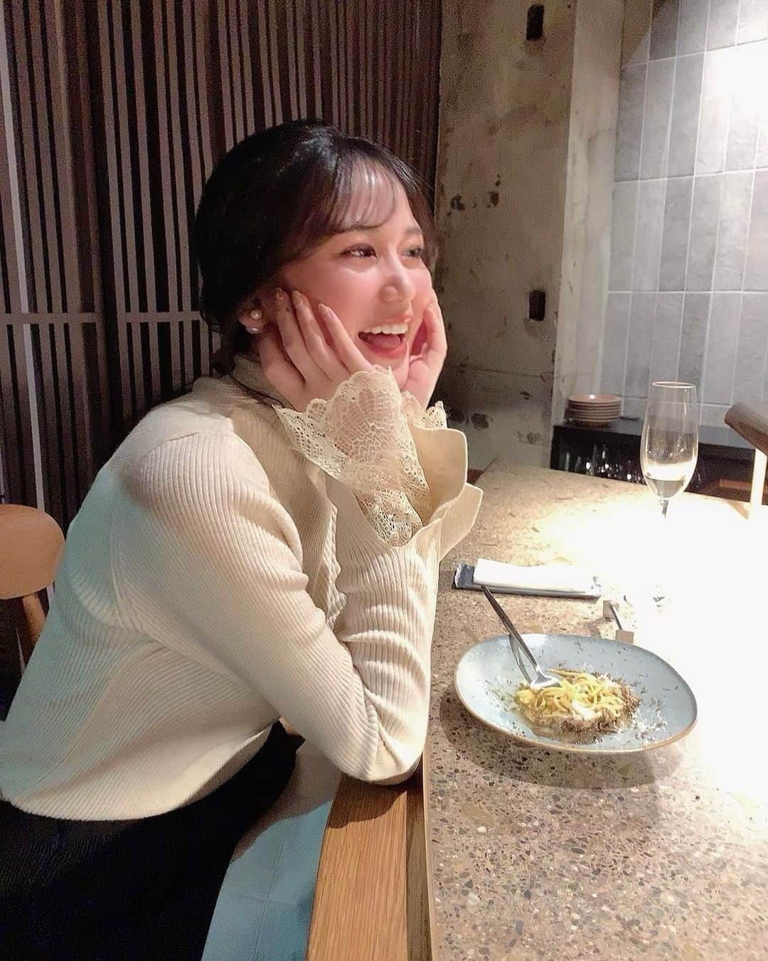 AKARIのインスタグラム：「#RAMA 休日にのんびりディナーできるの幸せ🥂💋 普段毎日働いてるからこそこうゆう時間楽しめるし、 うちら大人になったね~~って会話ができる友達と環境に 恵まれてて嬉しい💗ほんとに💗💗」