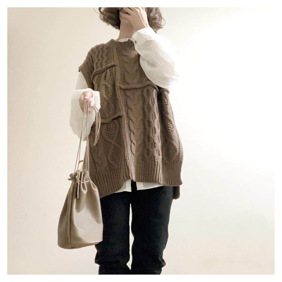 こはるさんのインスタグラム写真 - (こはるInstagram)「・ ・ 年末に向けて忙しない日々。 作り置きを色々作るのにあっという間になくなるソレ。 ・ #作り置きの意味 ・ ・ ・ ・ #instafashion #fashion #me #着画 #knitvest : #auntmaries #shirt : #neuna #pants : #uniqlo #plusj #coat : #uniqlo #plusj #bag : #ren #shoes : #farfalle #今日のん #今日の服 #作り置き #レバーペースト #チャーシュー #ナムル #茹で野菜冷凍 #茹で卵煮卵 #大根の甘酢漬け #浅漬け #にら醤油　#煮物　などなど #おばあちゃん食堂か ・」12月12日 14時33分 - cohalu333