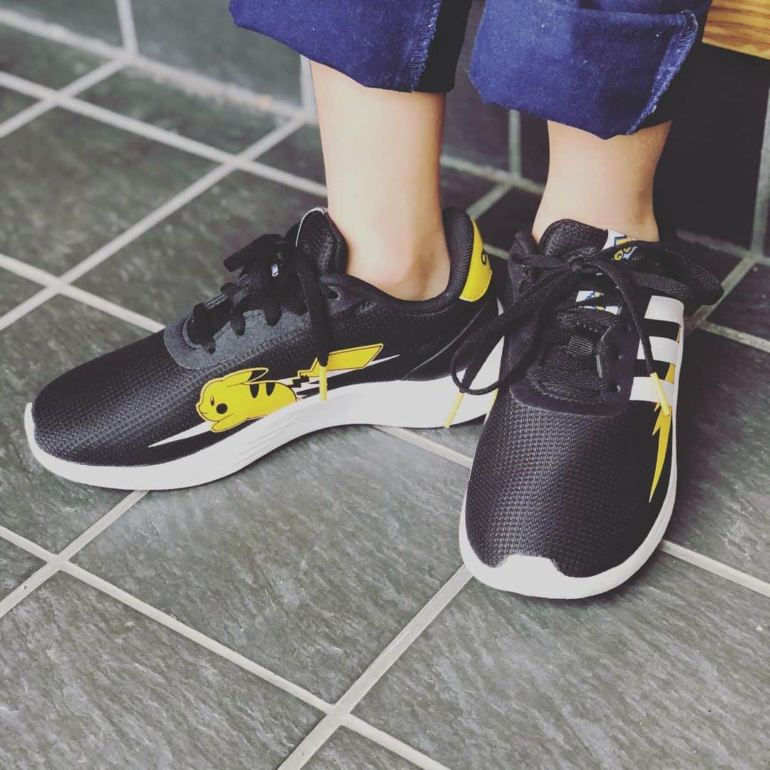 益田麻衣のインスタグラム：「New in♡ 最近息子が好きなポケモン。 adidasとのコラボな可愛いスニーカーを発見👀  ピカチュウが外側じゃなくて内側にデザインされているところが、最高に好み。 そしてそして、、、紐の先までにもこだわるおしゃれさは、思わず親も惚れてしまうー‼️  惚れてしまいました❤️  #shoes #sneakers #adidas #pokemon #pikachu #シューズ #スニーカー #アディダス #ポケモン #ピカチュウ #アディダスポケモンコラボ  #一目惚れ」