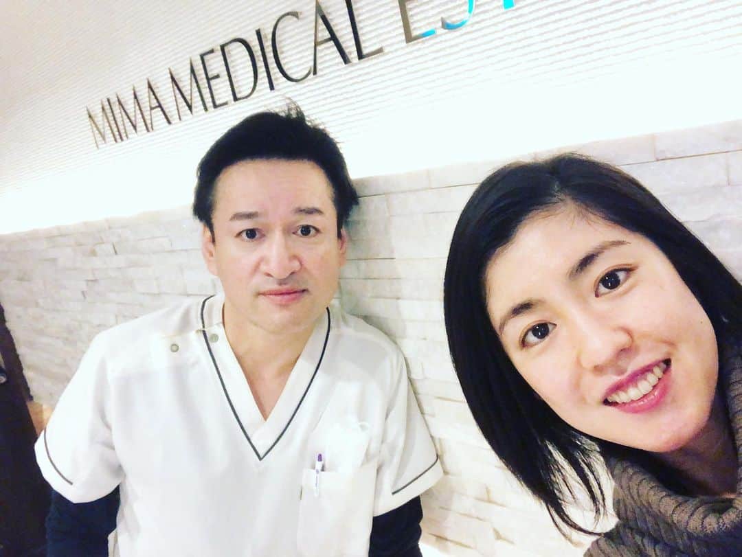 栗原文音のインスタグラム：「先日 @mima_medical_esthe へ行ってきました！  最近パソコンでの作業が多く、目も頭も痛くカチコチでした。 冬の乾燥で肌荒れニキビや、 肌もガサガサになりやすいですが、 美馬メディカルさんは施術中も 蒸気を当てて保湿などもしてくれます！！ 乾燥肌の私にはありがたい🥺  肩甲骨周りや、お顔のむくみや歪み、乾燥肌のお肌も潤いました🙋‍♀️💓  美馬先生、ありがとうございました🙇‍♀️」