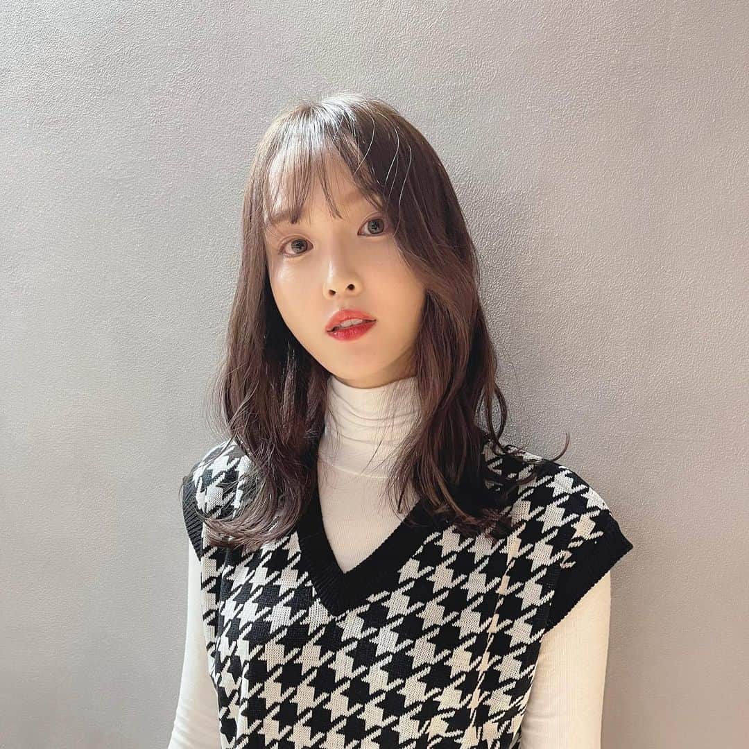 磯田 ひかる(Hikaru Isoda) のインスタグラム：「久しぶりに髪色暗めにした🦋 このスタイリング好きだけど自分では出来ない👴」