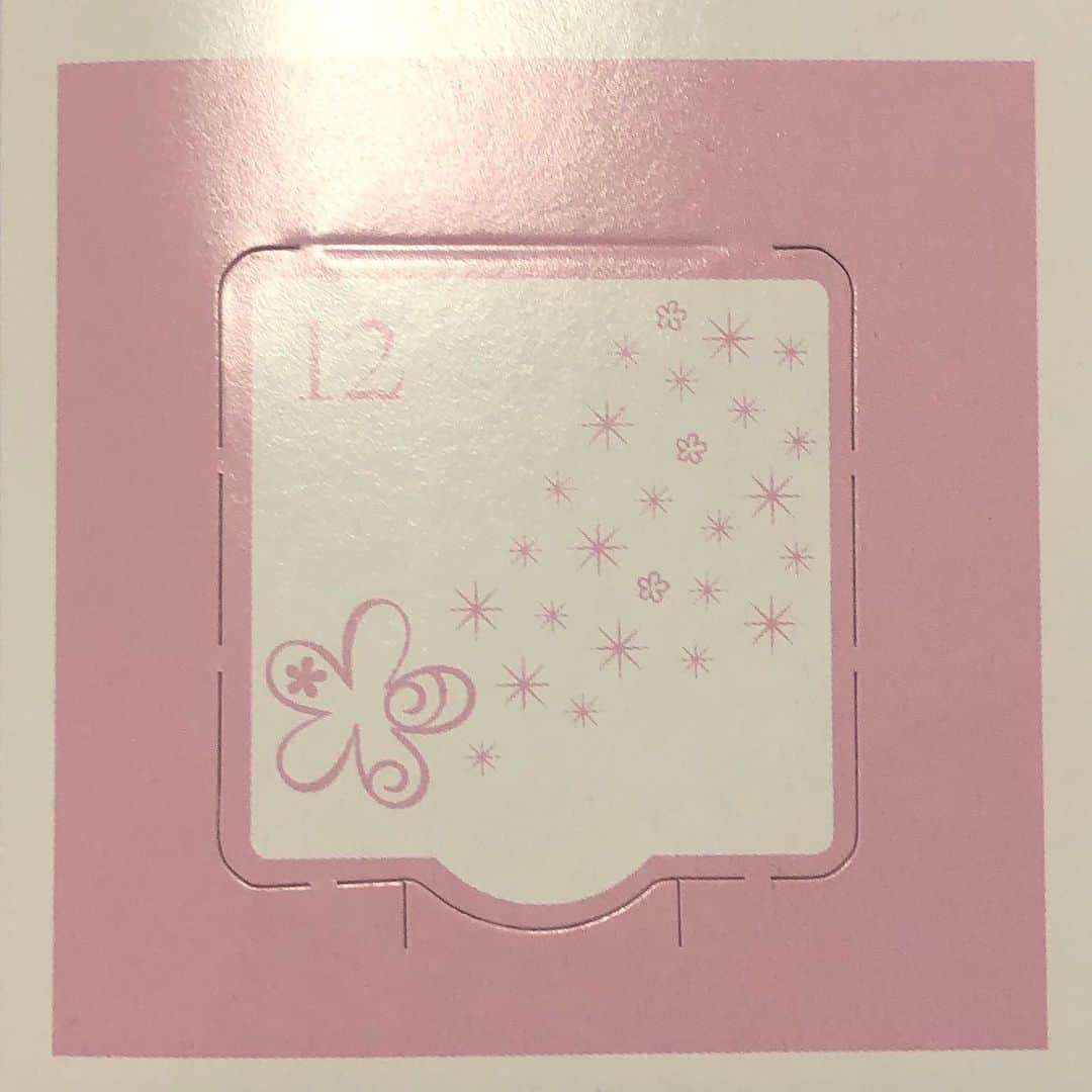 西原さおりのインスタグラム：「12月12日の宝塚アドベントカレンダー✨ 花組のミニステッカーでした💕 いい笑顔✨ ・ #宝塚歌劇団 #花組 #adventcalendar  ・ ・ ・ さて！ これから星組「シラノ ド・ベルジュラック」の配信を観ます☺️💕 あー楽しみ！！ ・ #星組 #専科 #シラノドベルジュラック  ・ ・ #ナレーター #西原さおり #voiceover #japanesevoiceover」