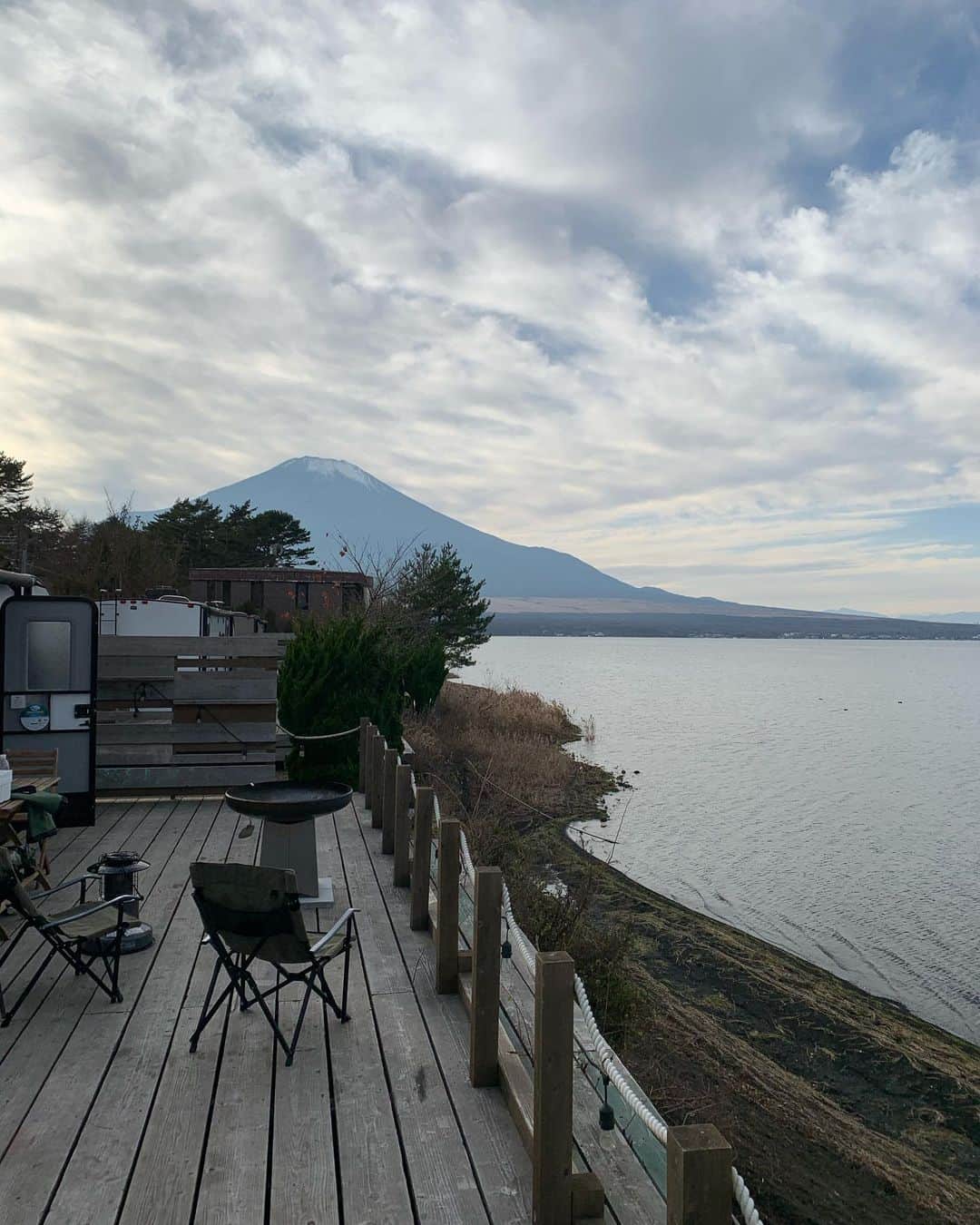 杉原勇武さんのインスタグラム写真 - (杉原勇武Instagram)「湖畔のトレーラーハウスに着いたら、まずは薪割り❗️ 今日は曇りだけど富士山が見えます。」12月12日 15時05分 - isamu_katayama