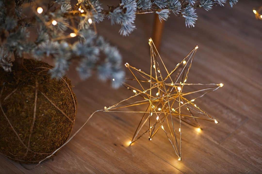 オルネ ド フォイユさんのインスタグラム写真 - (オルネ ド フォイユInstagram)「【姉妹店 オルネ ル マルシェ WEBショップ新入荷情報】  #repost @ornelemarche ・・・  【新入荷：クリスマスの飾り付けに！星形モチーフのLEDデコレーション】  ハンギングもできる星形のLEDデコレーション。クリスマスの飾り付けにはもちろん、普段使いとしてお部屋のインテリアにもシーズン問わず置いていただけます。  LEDを使用しているので、間接照明にしても素敵ですね！  単三電池3本を使用します。  ※電池は付属しておりません。 ※こちらの商品はWEB SHOP、吉祥寺店にて販売しております。  #ornelemarche #ornedefeuilles #kichijoji #fudomae #オルネルマルシェ #オルネドフォイユ #吉祥寺 #不動前　 #吉祥寺雑貨屋 #ていねいな暮らし #暮らしの雑貨 #ナチュラル雑貨  #ナチュラルライフ  #クリスマスデコレーション #クリスマスイルミネーション #LEDデコレーション #ハンギングライト」12月12日 14時57分 - ornedefeuilles