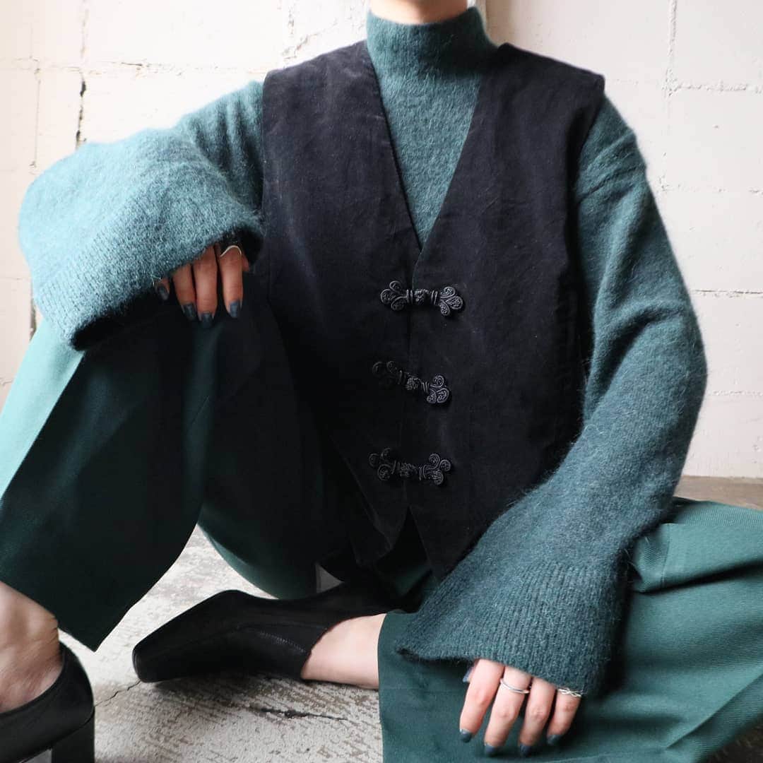 吉祥寺 古着屋 Orfeoのインスタグラム：「Velour China Vest  #orfeo #kichijoji #tokyo #vintage #used #fashion #coordinate #outfit . . . スタッフ募集についてはこちら→https://www.instagram.com/p/CHcEl3Tl1Sk/?igshid=1j1r0z0xinhmp .  お問い合わせはインスタグラムのプロフィール掲載のメールアドレスにお願いいたします。コメント、DMでのお問い合わせは受け付けておりませんのでご了承ください。 ONLINE SHOPの商品も店頭にてご購入頂けます。気になる商品がございましたらスタッフにお声掛けください。  新型コロナウィルス感染拡大防止策を徹底した上で営業をしております。マスクの着用、入店時にアルコールでの消毒をお願いいたします。」