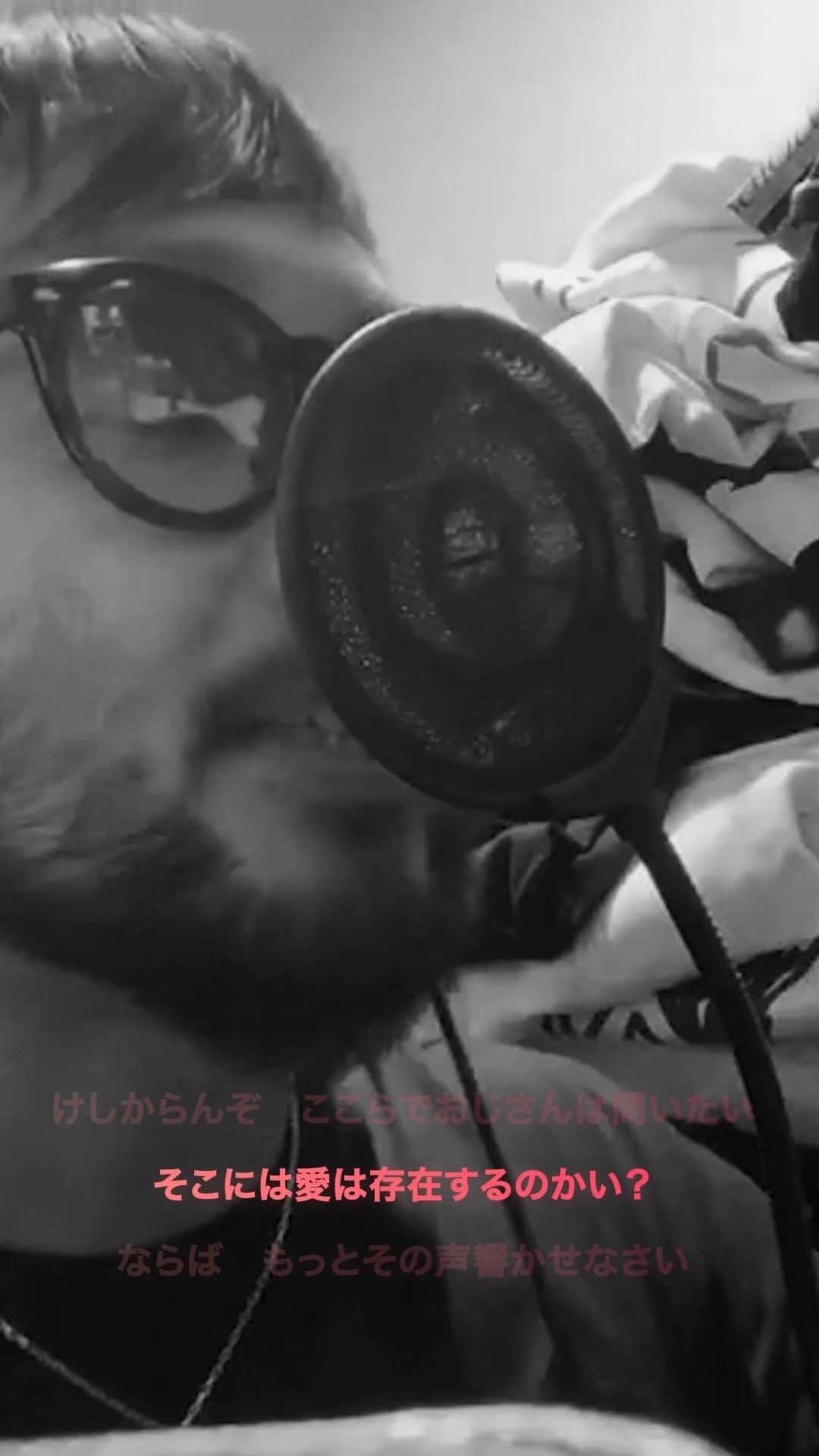 ORANGE RANGEのインスタグラム：「🎤RYO🎤  言葉の力はノーフェイク　ちちんぷいぷい あなたの言霊も乗せて　ちちんぷいぷい 最強の魔法はこれです　ちちんぷいぷい 大声で笑っちゃおうぜ　ちちんぷいぷい  言葉は振動　神がくれたヒント だからこそ選びぬけ　ちゃんとビシッと 『ありがとう』も『ごめんな』も響くのさ　きっと 夜通しでネット　ほどほどにせんと 最近の若もんは告白も文字らしい けしからんぞ　ここらでおじさんは問いたい そこには愛は存在するのかい？ ならば　もっとその声響かせなさい  #ORANGERANGE @orangerange_official」