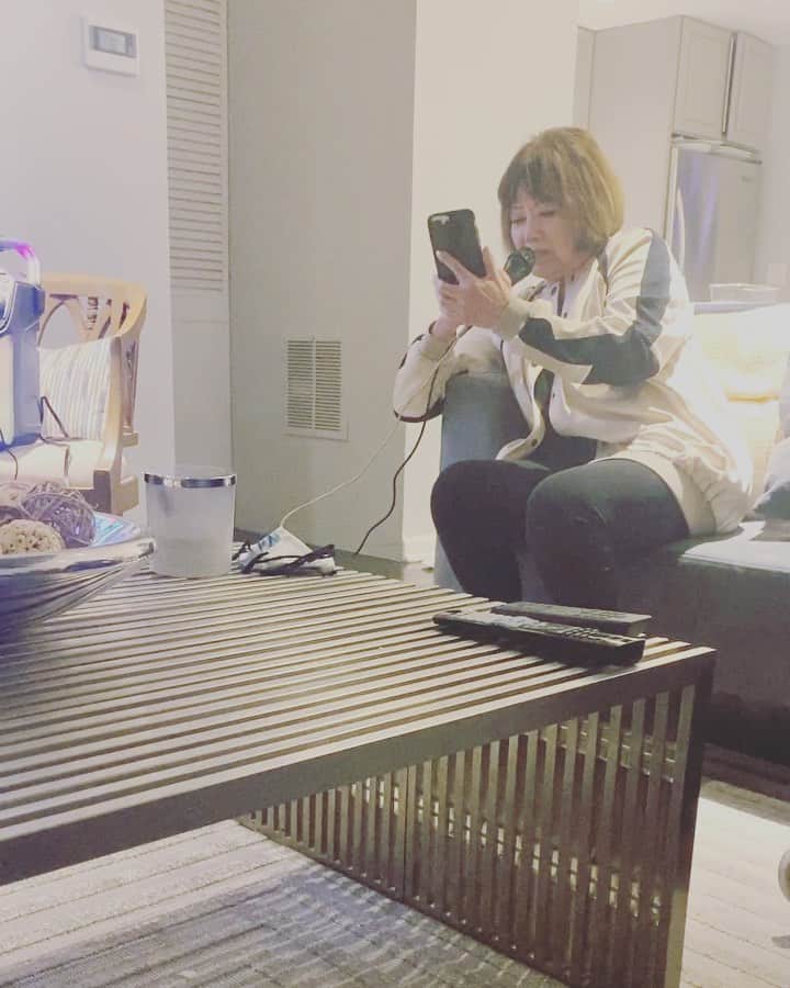 クロエ・ベネットのインスタグラム：「🎤🎤grandma is a legend🎤🎤」