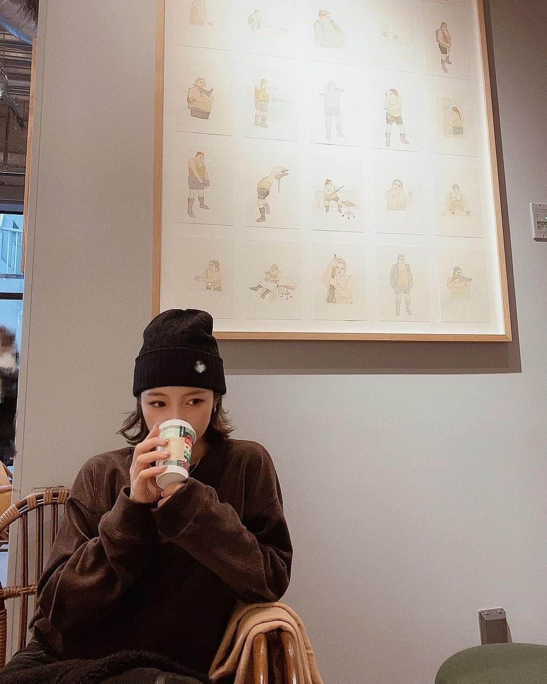 のインスタグラム：「🌟👵🏻でホットな飲み物でホッと一息🦥﻿ ﻿ ﻿ ﻿ ﻿ 3時のおやつはなんですか？🍮🍪🍡﻿ ﻿ ﻿ ﻿ ﻿ 今日は少し冷えますね🐧🧊﻿ マフラー忘れました🙃🙃﻿ ﻿ ﻿ ﻿ ﻿ ﻿ #オリックス #Bs2020 #BsGirls #オリ姫﻿ #野球 #プロ野球 #オリックスバファローズ #超革新系﻿ #野球女子　#野球好き　#京セラドーム大阪　﻿ #京都 #京都カフェ #抹茶 #抹茶ラテ﻿ #冬コーデ #ニット帽 #マフラー #冬服﻿ #baseball #ORIX #Buffaloes #BINNOVATION﻿ #MIYU #miyu_337  #🐼 ﻿」
