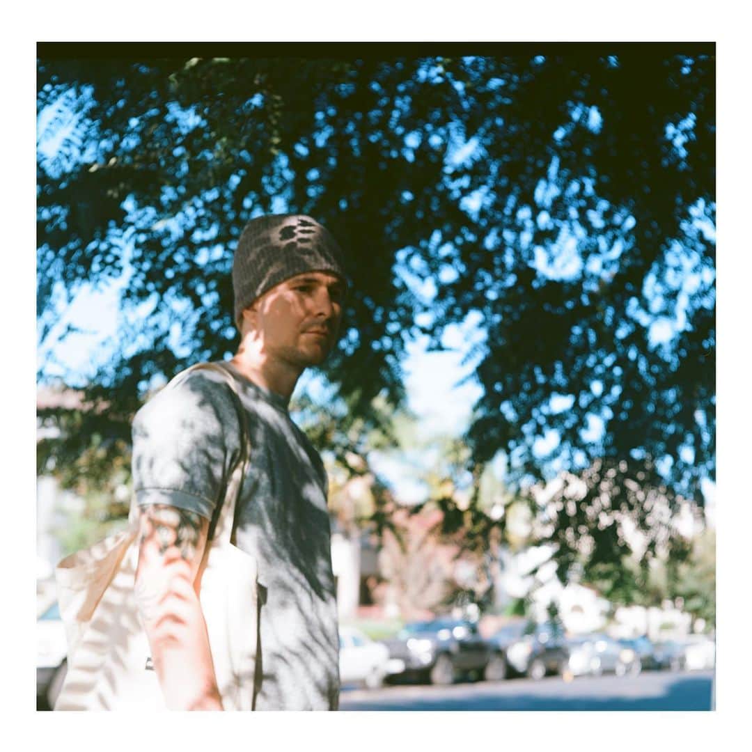 ル・ユースのインスタグラム：「Happy Friday! Before you shut your phone off for the weekend, go check out the new release on @prgrssnrecords from @heardrightmusic. It is superb. There’s a link to the EP in my bio and story.  Ok turn your phone off and have a greeeeat weekend ✨」