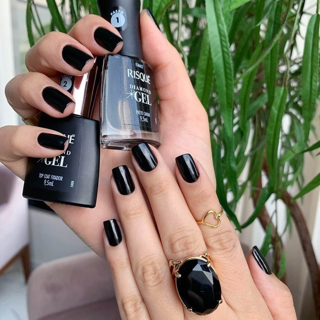 Risqueさんのインスタグラム写真 - (RisqueInstagram)「Preto nada básico para brilhar muito durante a semana. A @franciscadesignerdeunhas publicou essas unhas lindas com o #PretoCaviar da linha #RisquéDiamondGel e nós amamos o resultado. Para ter o incrível #EfeitoGel, basta esmaltar com a Cor (Passo 1) e finalizar com uma camada fina de Top Coat Fixador (Passo 2). Quer aparecer por aqui? Poste uma foto usando a #RisquéDaSemana. ⠀ #TáNasNossasMãos #Risqué #Unhas #ViciadaEmVidrinhos #UnhasColoridas #Nails #EsmaltesRisqué」12月12日 6時05分 - risqueoficial