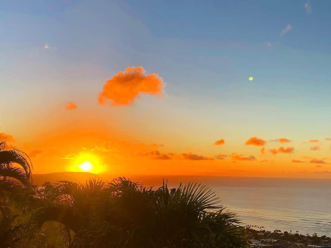 マキ・コニクソンさんのインスタグラム写真 - (マキ・コニクソンInstagram)「Happy Aloha Friday!!😄🤙🏼 ハワイからおはよう御座いまぁす！🌺  ハワイの朝日は本当にパワフルで力強い！ 🔥💪🏼 07:00ごろラナイで待ってると 東側にあるココヘッドから朝日が昇ってくるのが見えるの！感動の毎日🥺  でもうちからは冬場限定！ 夏場は太陽がもっと左側にいっちゃうから 朝日が全く見えません。💦  だから見える時に出来るだけパワーを頂こうと毎朝ラナイで待ち構えているの！ 1日の始まりには大切！☝🏼 これも私の楽しみの一つ！😊  最近よく思うんだけど一人でいる時間ってとっても大切！ 一人でご飯たべるのも一人でお買い物するのもちっとも寂しくない。一人焼肉も全然大丈夫！もちろん一人旅なんて大好物！✈️🧳  人に気を遣わないで自分のタイムスケジュールで動けるのって極上の幸せ！ 行きたいとこに好きな時に行けるし、 気の向くまま行動できるし、自分一人だから人にわがままって思われないし自分中心で 時間を回せるからこれも私のストレス発散 方法の一つ！要は自分が疲れるなって思う事は避けるの。意識して”あえて”しなければいいんだよ！  今日もストレスフリーで 楽しい一日を過ごそうね！ 全て自分次第だよぉ〜！  #エアハワイ🌺  #ハワイの朝日のおすそ分け🤙🏼 #ストレスフリーの人生を自分で築くべし☝🏼 #マキ流ストレス発散方法」12月12日 6時20分 - makikonikson