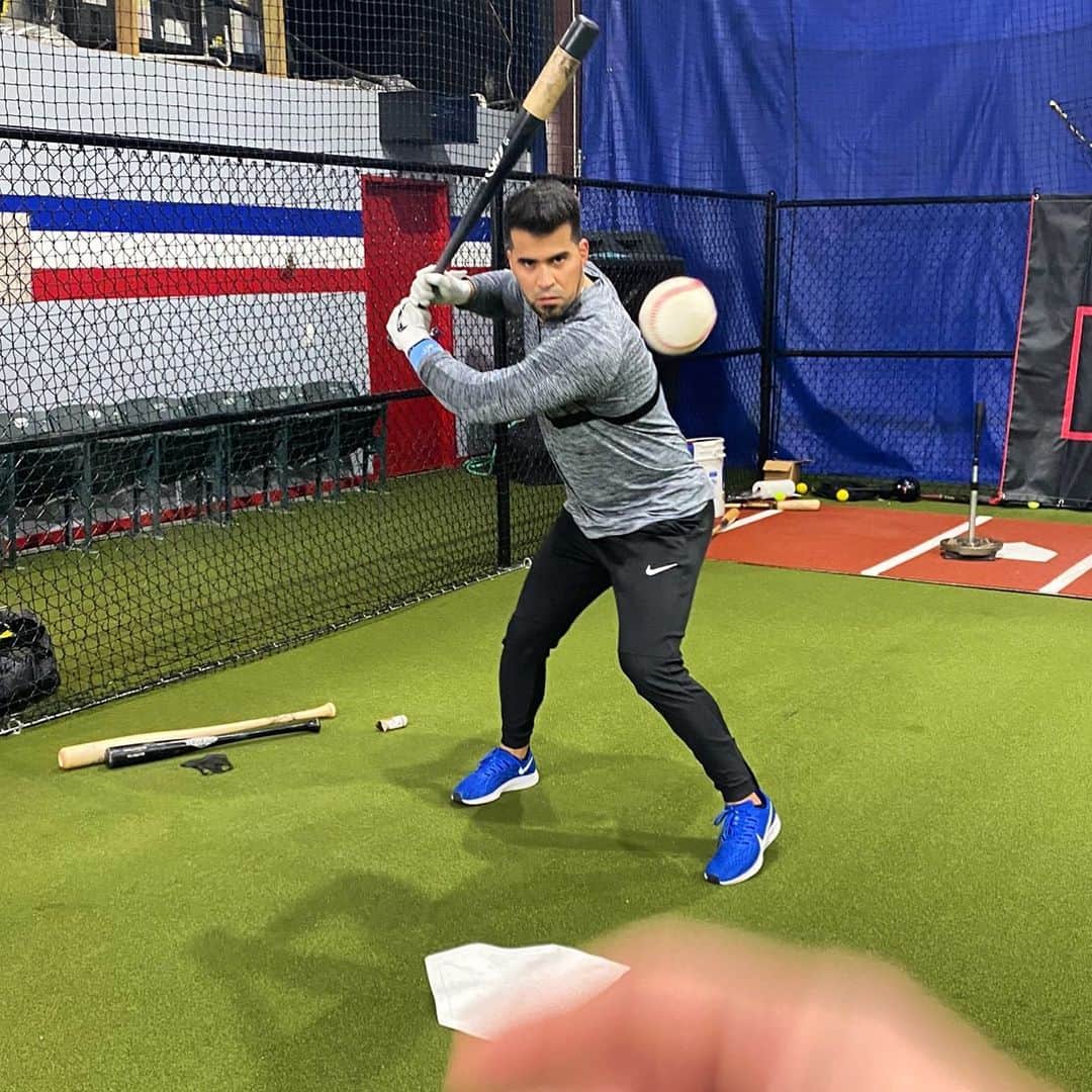 ロビンソン・チリノスのインスタグラム：「looking to #2021 with faith  that it will be a great year. 🙏💪⚾️ mirando a el #2021 con Fe  que sera un gran año. #mlb #venezuela」