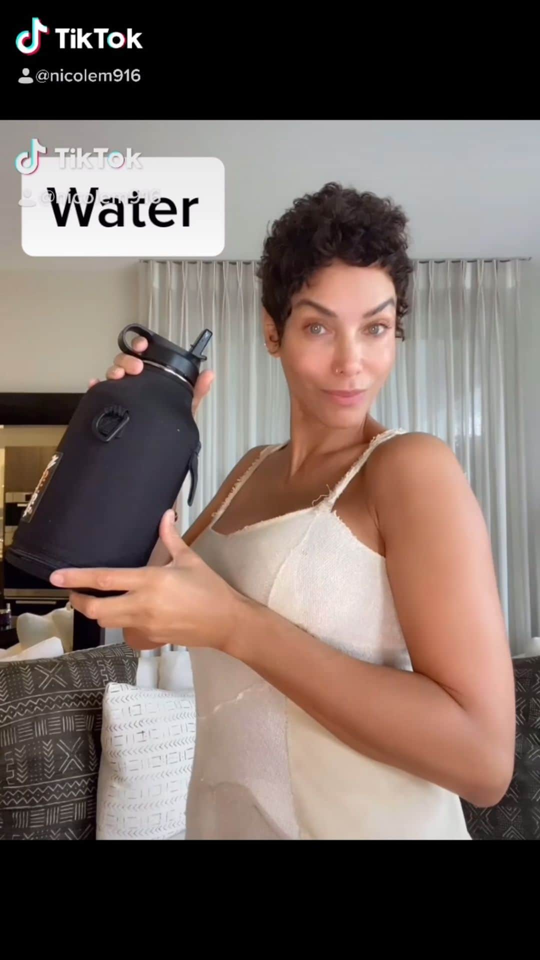 ニコール・ミッチェル・マーフィーのインスタグラム：「This is what I feed my skin  Water Vitamin C  Omega3 Coconut oil 1 tea spoon  Follow @yfoyshop  #yfoy #everydayconfidence #greatskin #skincare #healthyskincare #nicolemurphy」