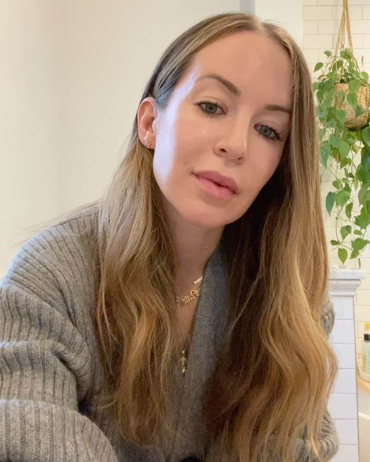 Helena Glazer Hodneのインスタグラム：「Over the past few months, I've been breaking out more than usual (from stress, hormones, wearing a mask, etc...) and those breakouts leave me with lingering red marks that drive me a bit crazy. In this video, after applying my skincare, I used the OPTE and I'm still blown away at how well it works to *naturally* cover up my hyperpigmentation.      How it works: It digitally scans your skin and camouflages age spots, sunspots and hyperpigmentation while fading their appearance over time.  I have an entire highlight saved that really goes into detail and shows how it works.  Also, check out my IG stories right now for a bit more. #OPTEskin #OPTEpartner」