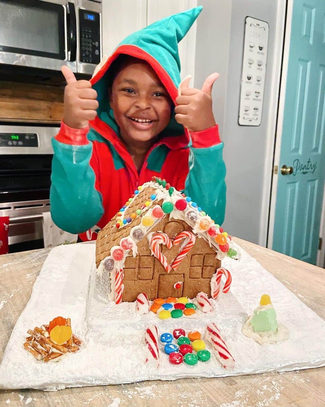 Targetさんのインスタグラム写真 - (TargetInstagram)「Your takes on our gingerbread house kits have us feeling merry & bright! 🥰」12月12日 6時27分 - target