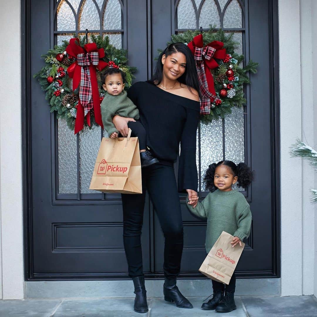 シャネル・イマンのインスタグラム：「Shopping is always a mission with two little girls, but it just got easier thanks to the myWalgreens experience. (AD) The @Walgreens app is a necessity for every parent. Thousands of essentials are available at my fingertips with pickup in just 30 minutes at the drive-thru, curbside, or in store. Our family loves it!」