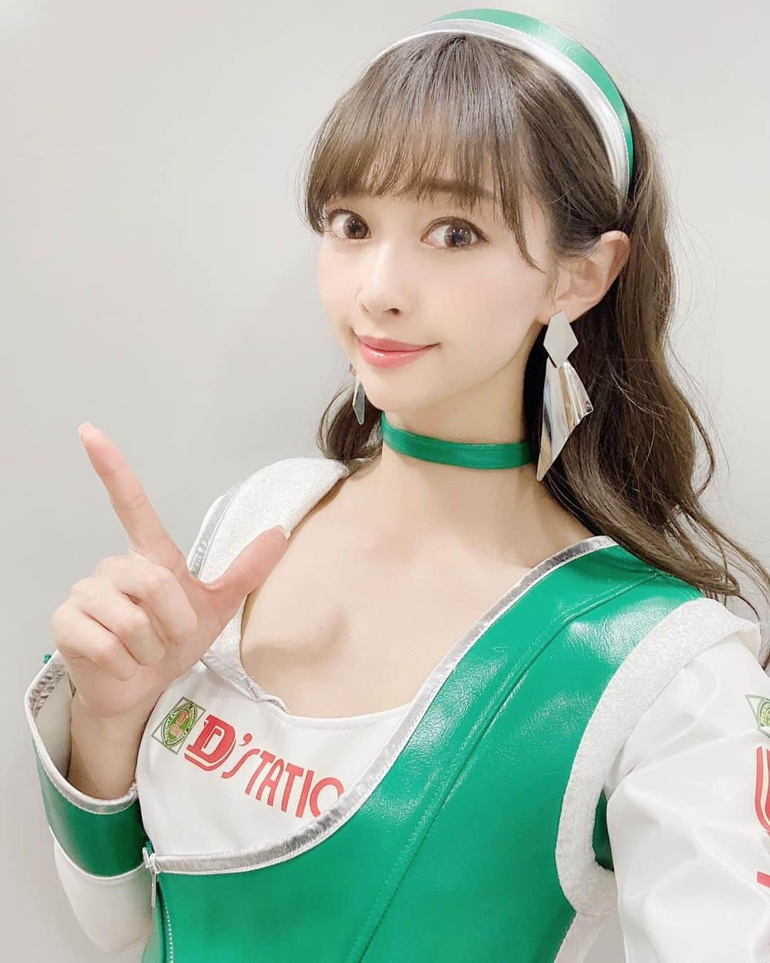 のインスタグラム：「. . . . おはよう💚 . 今日からスーパー耐久Rd.5 オートポリス戦です！✨ . お越しになられる方は 大分県でお会いしましょう🐻💓 . . . #DstationRacing #Stai #SuperTaikyu #スーパー耐久 #S耐 #AstonMartin #AstonMartinRacing #VantageGT3 #vantagegt4 #racequeen #レースクイーン #カチューシャ #シルバーアクセサリー #チョーカー」
