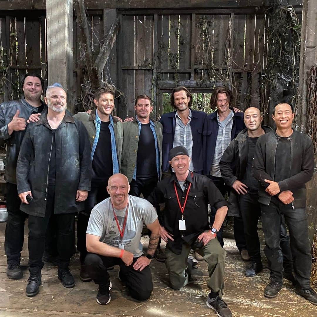 ジャレッド・パダレッキのインスタグラム：「“#FlashbackFriday to exactly 14 weeks ago... when our (vigorously COVID tested) team filmed a fight scene in a barn... and a giant thank you to our amazing stunt crew that made it possible. @jensenackles #SPNFamily #AKF”」