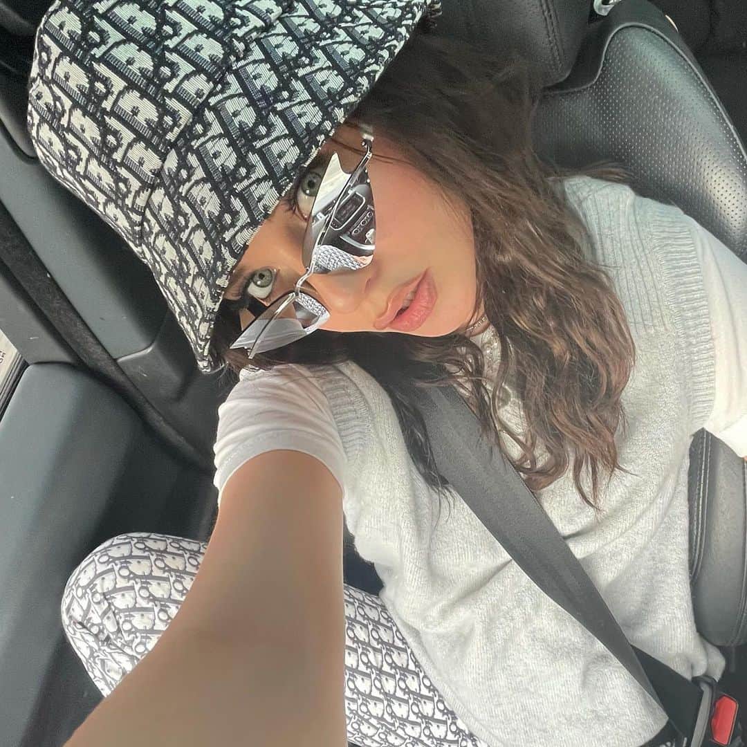 アマンダ・スティールのインスタグラム：「i finally woke up before 1! 🤪🤞🏻」