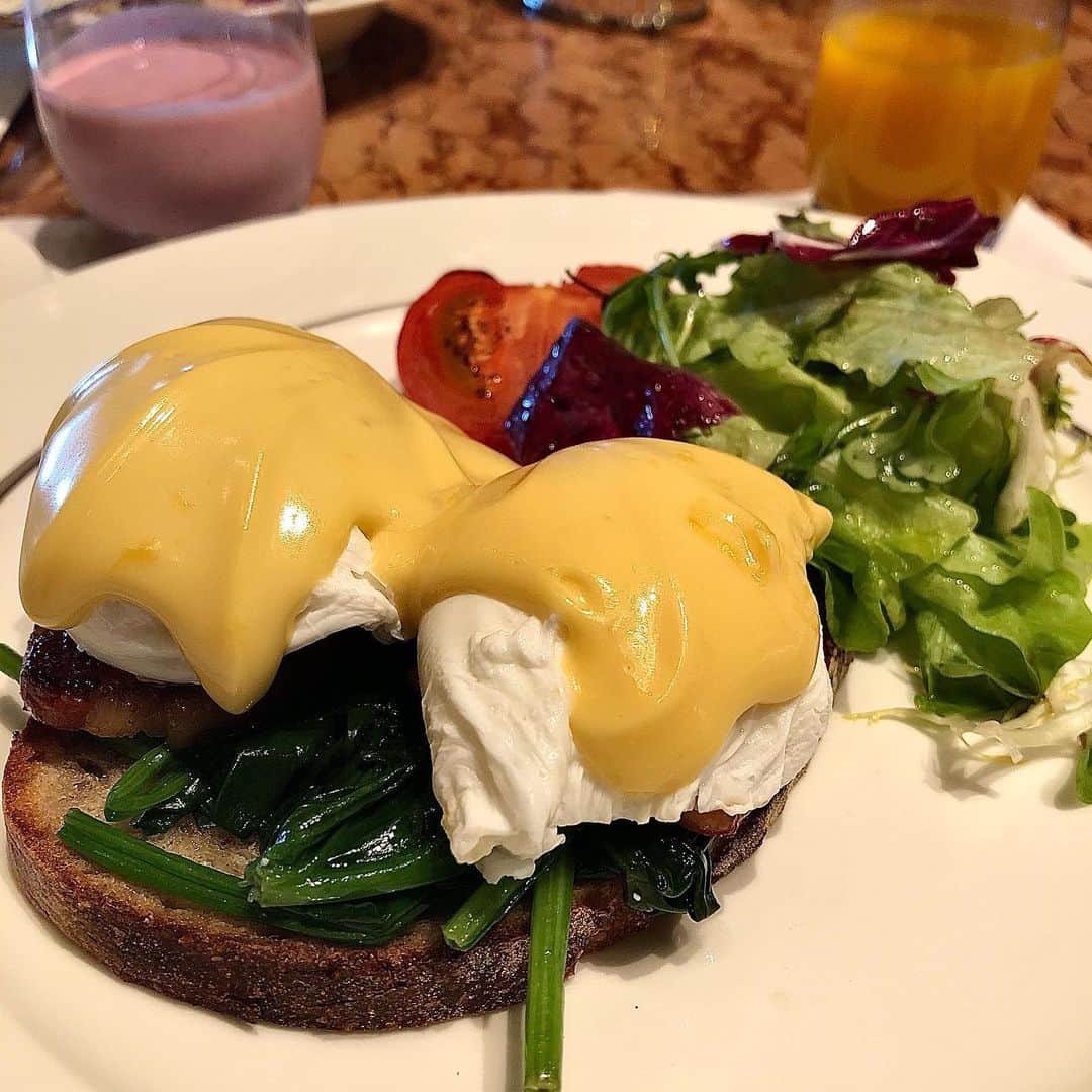 みのり(26)＠東京 ダイエットのインスタグラム：「. . @thepeninsulatokyo  . . go to トラベルを利用して ペニンシュラ東京のおこもりプランで 少し遅めの夏休みを楽しんできました☺️第三弾 . 朝ごはん2個目(こっちがメイン) #エッグベネディクト . . . 贅沢〜❤️ . #diet #ダイエット #ホテル女子会 #gotoキャンペーン  #gototokyo #コロナ禍 #おこもり #おこもり生活  #ペニンシュラ東京  #peninsulatokyo #tokyo #女子旅 #飯テロ #ダイエットは明日から#食べるの好きな人と繋がりたい #コロナに負けるな #朝はパン #egg #朝ごはん #morning #breakfast #goodmorning」
