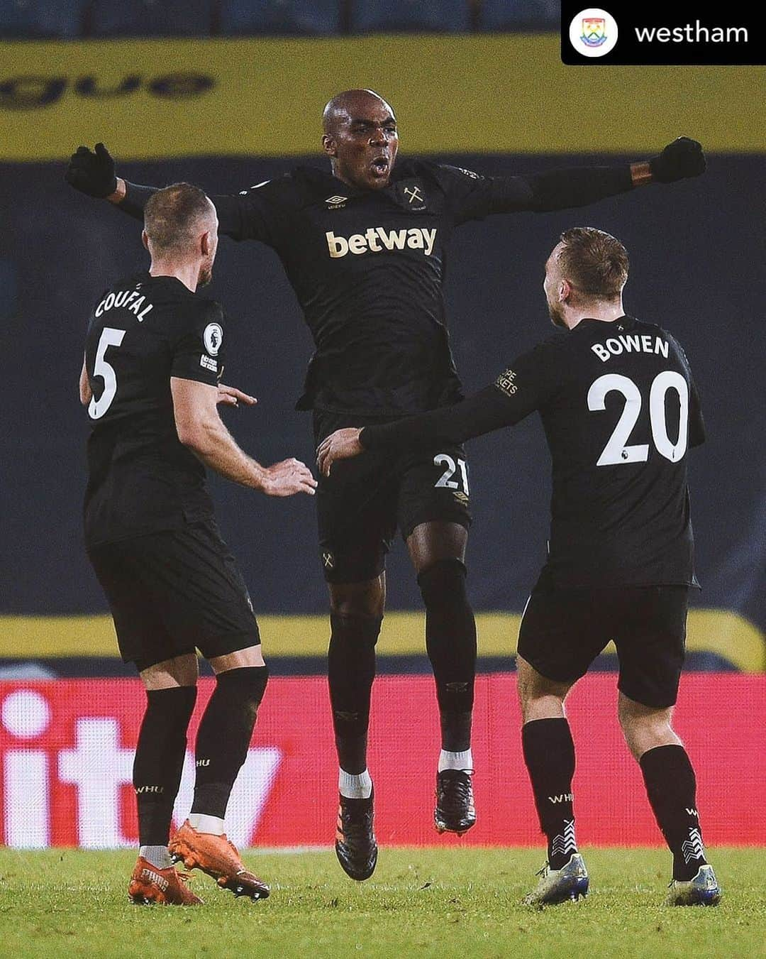 プレミアリーグさんのインスタグラム写真 - (プレミアリーグInstagram)「Ogbonna heads the Hammers up to 5th! 👏⁣ ⁣ #Repost • @westham⁣ ⁣ We are all @angeloogbonna21 right now! 🙌 MASSIVE WIN! 🙌」12月12日 7時03分 - premierleague