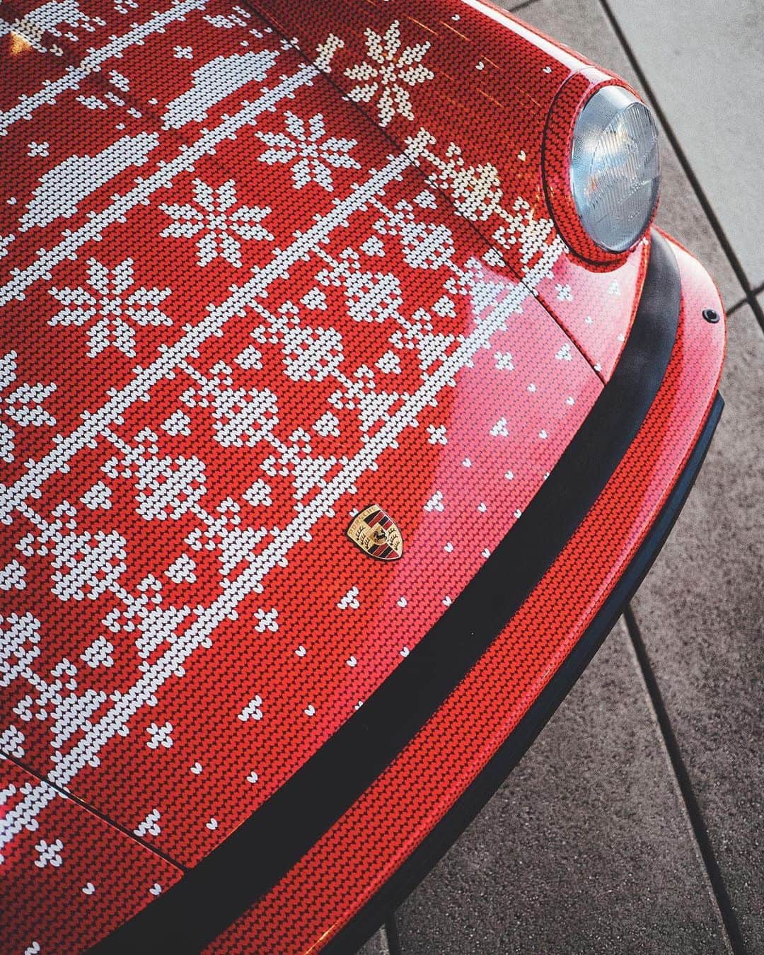 Porscheさんのインスタグラム写真 - (PorscheInstagram)「That's the spirit. Even the @porsche.museum has looked out some winter wear especially for this classic 911.  (📸 @d0hil) #PorscheMoment」12月12日 6時56分 - porsche
