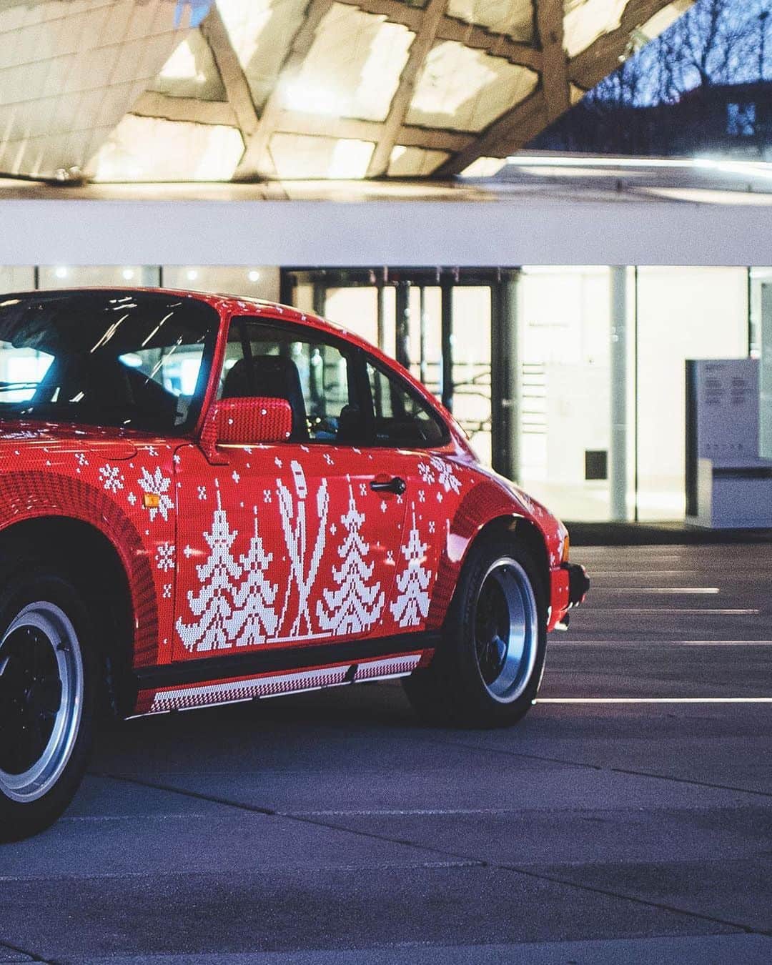 Porscheさんのインスタグラム写真 - (PorscheInstagram)「That's the spirit. Even the @porsche.museum has looked out some winter wear especially for this classic 911.  (📸 @d0hil) #PorscheMoment」12月12日 6時56分 - porsche