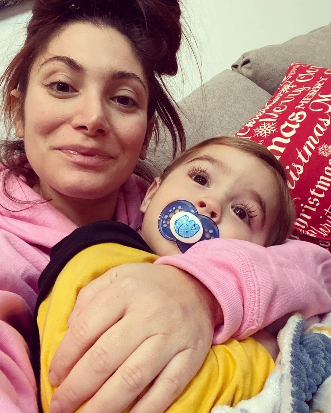 ディーナ・ニコール・コルテーゼのインスタグラム：「Nothing like your first born laying on you cuddling while your second little one kicks you from inside the womb 💙💙 #boymom」