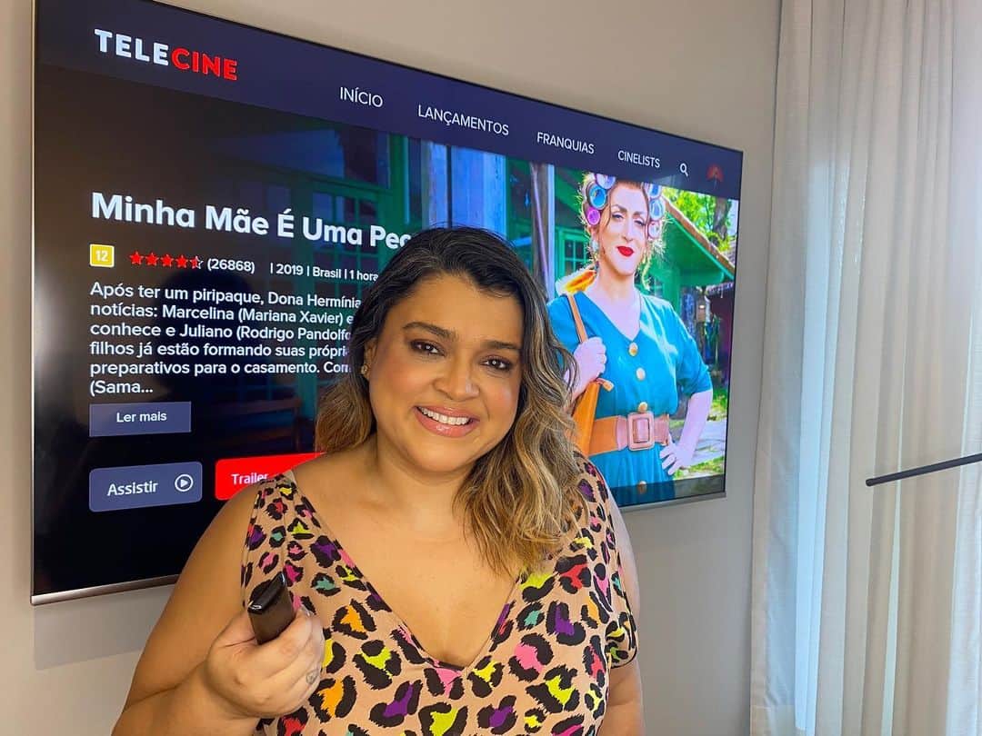 のインスタグラム：「Sextooou, meus amores! E sabem o que eu tenho mais amado fazer para curtir as minhas sextas? Uma boa maratona de filmes. Por isso quero contar para vocês que o lugar perfeito para sextar tem sido o app do @telecine! Vocês sabiam quem o @telecine é streaming? Você tem um app recheado de opções para vocês curtirem e sextarem também! Aproveita que no app do @telecine tem cinelists incríveis que facilitam nossas buscas e escolhas para a gente não perder tempo e assistir logo!  Se joguem nas maratonas! Claro que minha escolha já foi logo no Minha Mãe É Uma Peça 3, filme que eu amo de paixão e já estava louca para assistir de novo, dar umas boas gargalhadas e me emocionar também. Os primeiros 30 dias do app do @telecine são grátis! Comentem aqui qual filme eu não posso deixar de assistir lá no app do Telecine! #SeuMomentoCinema」