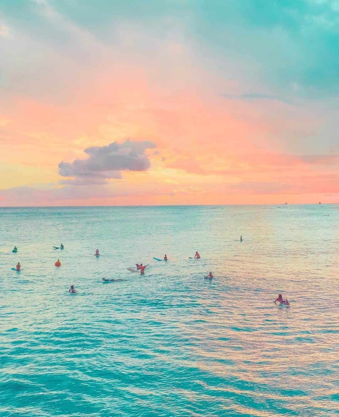ダニジョーのインスタグラム：「Friday happy hour ☀️🌈⠀⠀⠀⠀⠀⠀⠀⠀⠀ Photo by @adventures_ofjess」
