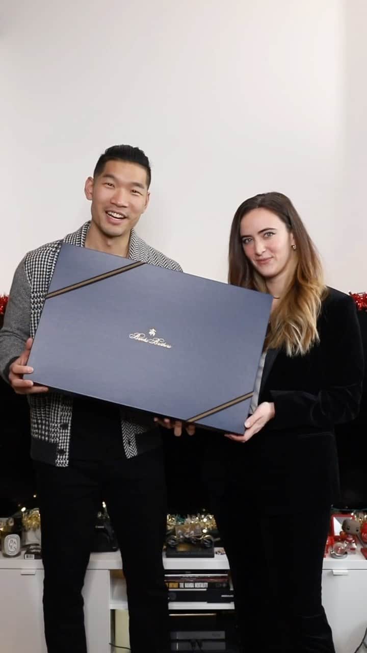 のインスタグラム：「Inside every #BrooksBrothers box is a memory in the making ✨🎅. Our friends @levitatestyle and @aliciammara get into the holiday spirit with both new and classic BB seasonal favorites #MyBrooksBox」