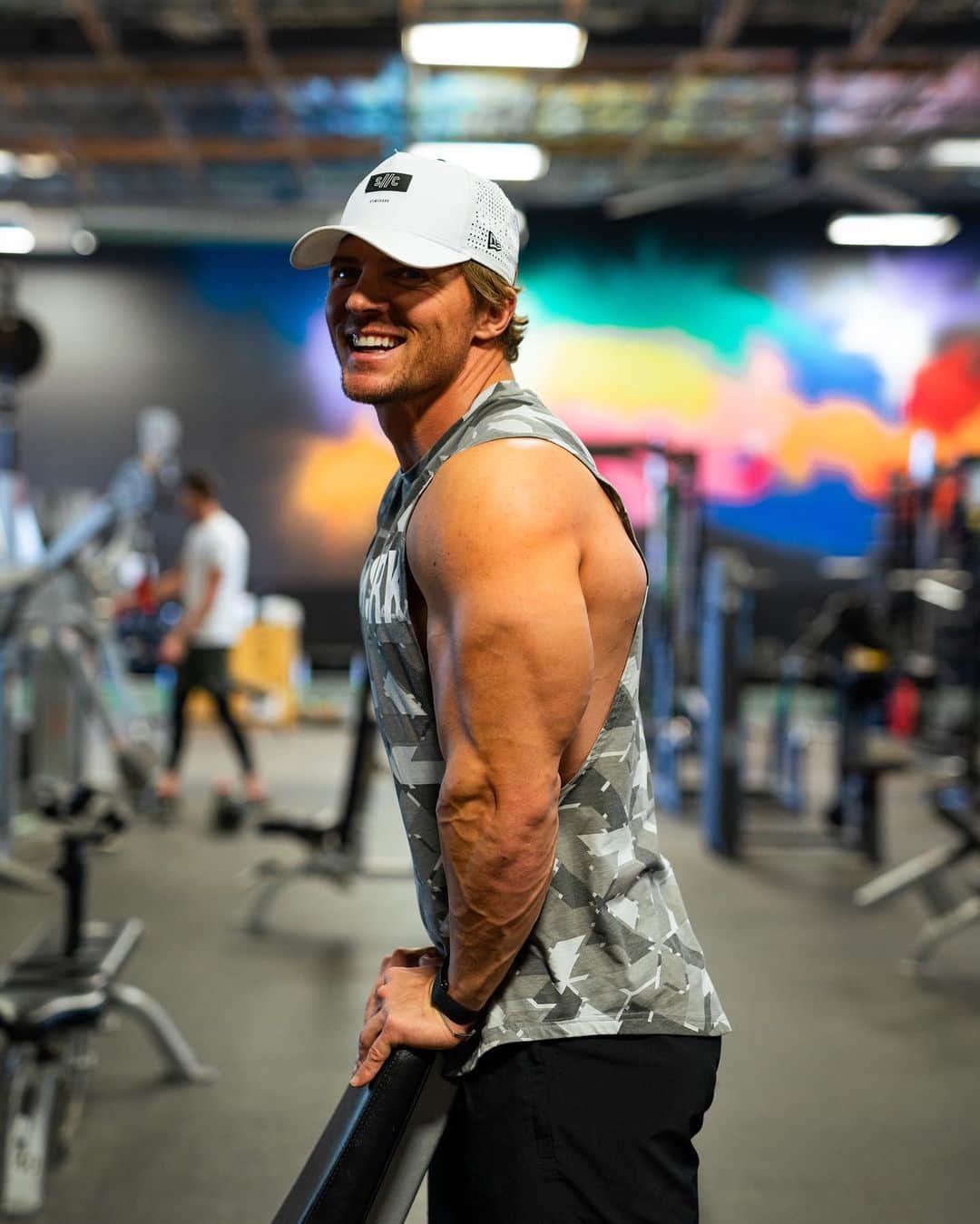 スティーブ・クックのインスタグラム：「First workout after turning the big 36! My top three triceps movements using DBs only! For triceps always always include One exercise overhead. I’ve also included a dip and a kickback as I feel this hits the tricep from various angles ensuring well developed heads.   Give this one a go-  1️⃣. Seated DB over head triceps extension. 12,12,10,10  2️⃣. Bench dips with DB for added resistance. 4 sets 10 reps   3️⃣. DB triceps kickbacks. 3 sets 8 reps teach set is a drop set.」