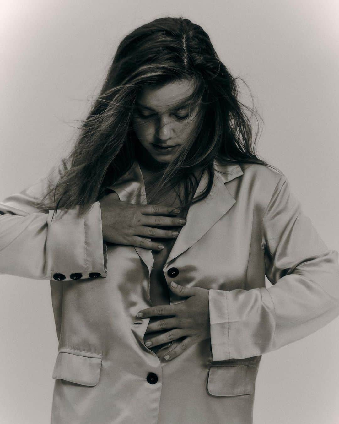 Alice Wegmannのインスタグラム：「se ali  ali se dissesse  quanta palavra  veio e não desce   ali  bem ali  dentro da alice  só alice  com alice  ali se parece (Lemiski)」