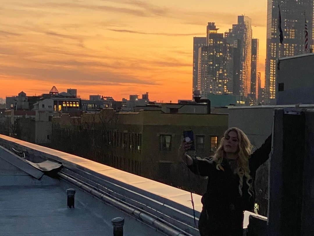 ビジー・フィリップスさんのインスタグラム写真 - (ビジー・フィリップスInstagram)「Look, occasionally, you gotta figure out a way to get up on the roof of the building you’re working in even if you’re told it’s impossible so you can see the damn sunset and take a selfie and pretend for one second it’s your balcony and then feel grateful that you did. LOOK I DON’T MAKE THE RULES GUYS, I JUST KNOW WHAT THEY ARE. #balconytime」12月12日 7時15分 - busyphilipps