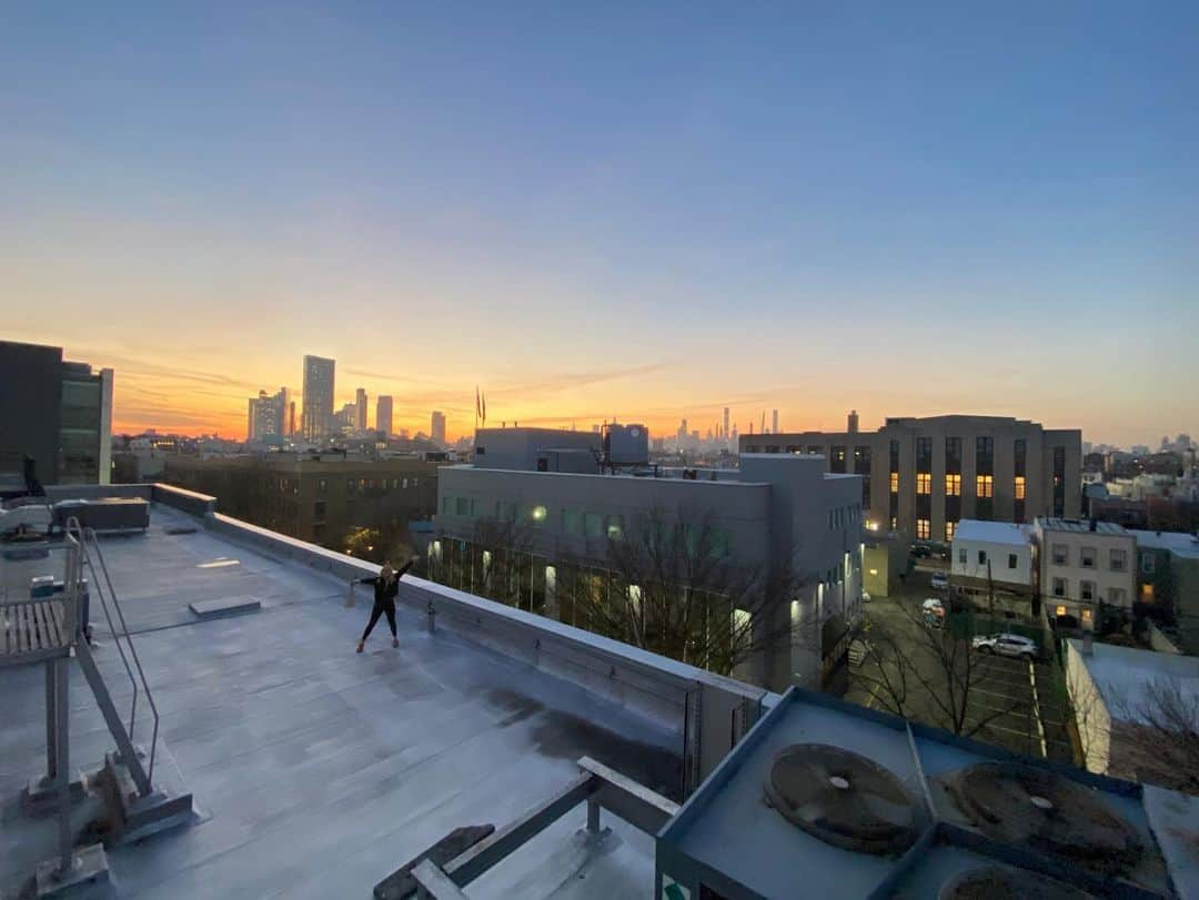 ビジー・フィリップスさんのインスタグラム写真 - (ビジー・フィリップスInstagram)「Look, occasionally, you gotta figure out a way to get up on the roof of the building you’re working in even if you’re told it’s impossible so you can see the damn sunset and take a selfie and pretend for one second it’s your balcony and then feel grateful that you did. LOOK I DON’T MAKE THE RULES GUYS, I JUST KNOW WHAT THEY ARE. #balconytime」12月12日 7時15分 - busyphilipps