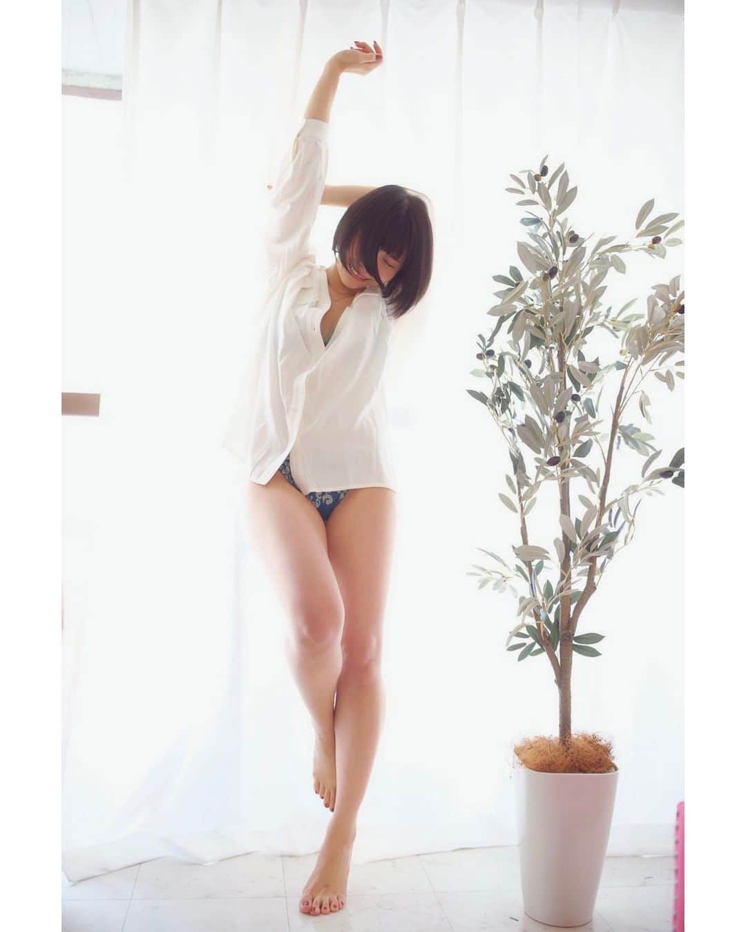 白波瀬ミキティ。のインスタグラム：「おはよ🌞 . . . . #グラビアモデル  #グラビアアイドル  #peachjohn  #新作 #ニットコーデ  #lightandshadow  #エモい写真  #もち肌  #photography  #portraitphotography #streetphotography #edscvr_moodjapantrip #visualsoflife #impressio_shots #good_portraits_worldxploretocrate #shootermag #pursuitofportraits #ootd #dscvr_mood #jp_portrait部 #東京カメラ部 #igersjp #ポートレート #被写体 #お洒落さんと繋がりたい #model #ポートレートモデル #写真好きな人と繋がりたい」