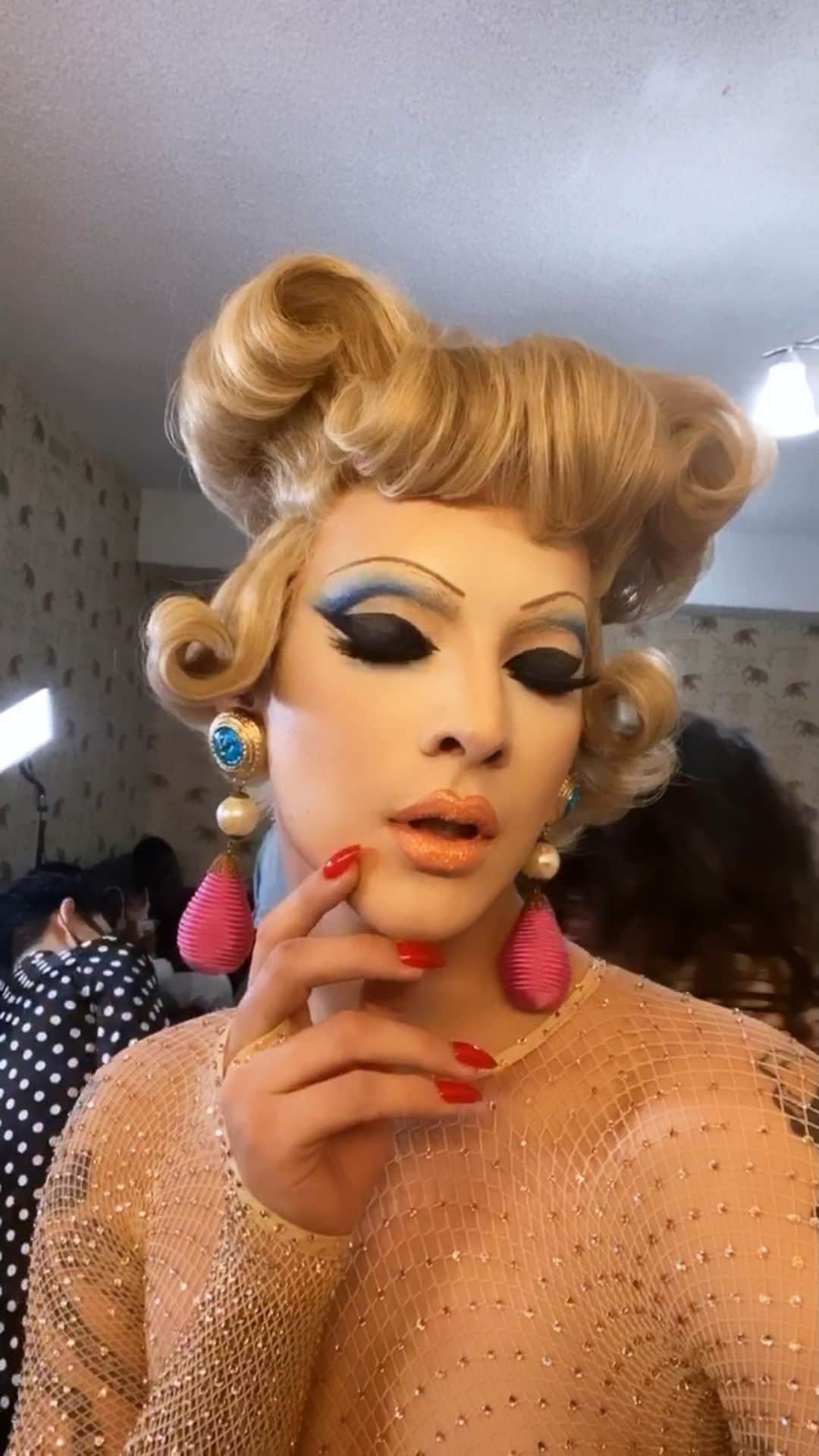 ヴァイオレット・チャチキのインスタグラム：「Behind the scenes shooting for @nadialeelee new book! Huge congrats to this mega babe and big thanks for including me 💜 makeup by @adamburrell and hair by @samiknighthair」