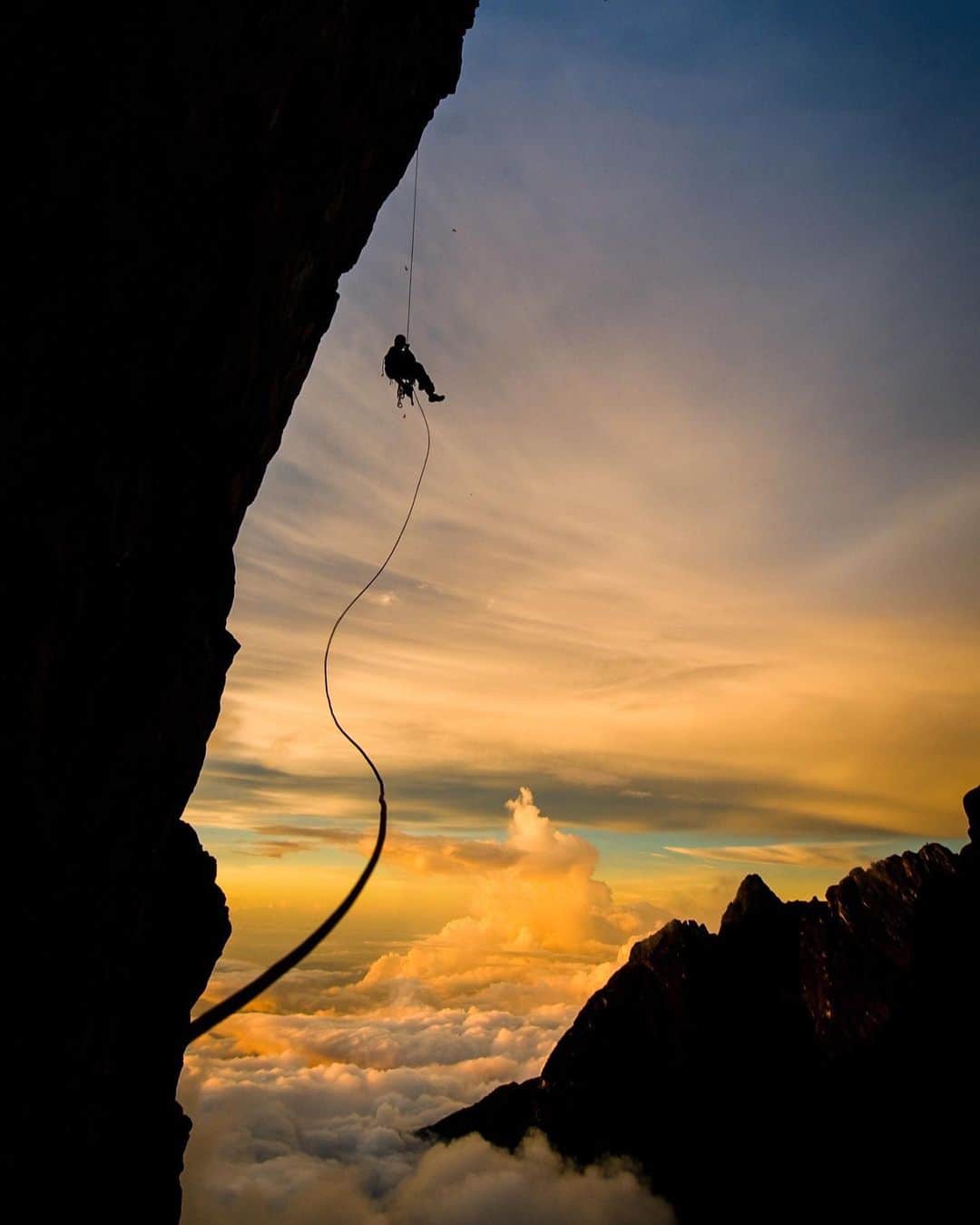 ジミー・チンのインスタグラム：「High above the South China Sea. @alexhonnold rapping back to our portaledge camp after a long wet day big walling on Mount Kinabalu.  ⁣ @thenorthface」