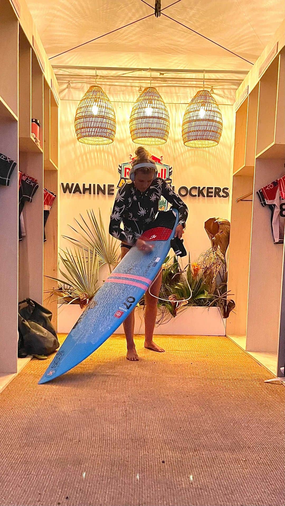 レイキー・ピーターソンのインスタグラム：「Hey guys,   The WSL woman’s tour is back on!!! VLOG 20 highlights my 4 day preparation going into our first contest, fun times with my team, behind the scenes contest footage and a few waves from the contest.   Hit the link in my bio for the full video!   Enjoy ☺️   @gopro #gopro」